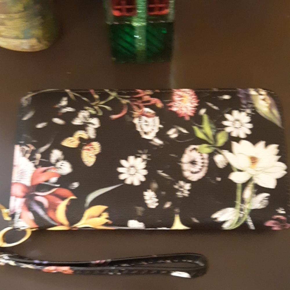 Wristlet wallet